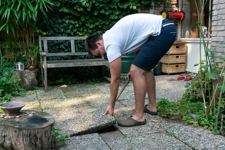 Tegels uit de tuin halen